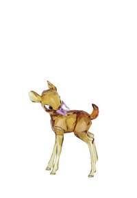 Figura di cristallo di un cervo, tonalità ambra con faccette trasparenti, orecchie triangolari, grandi occhi neri e un piccolo fiocco viola attorno al collo.