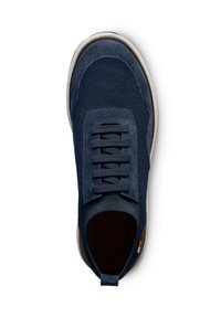 Sneaker blu navy con tomaia testurizzata, chiusura con lacci e suola in contrasto bianco sporco. Colletto leggermente imbottito e dettaglio del tab sul tallone.