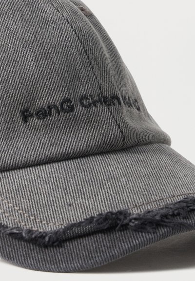 Γκρι καπέλο baseball από τζιν με μαύρη κεντημένη γραφή και φθαρμένη, ξέφτιαστη άκρη στο κυρτό γείσο σε λευκό φόντο.