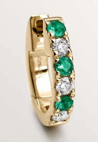 Pendiente de aro dorado que presenta piedras preciosas verdes alternando con diamantes claros, exhibiendo un acabado suave y cinco piedras redondas prominentes.