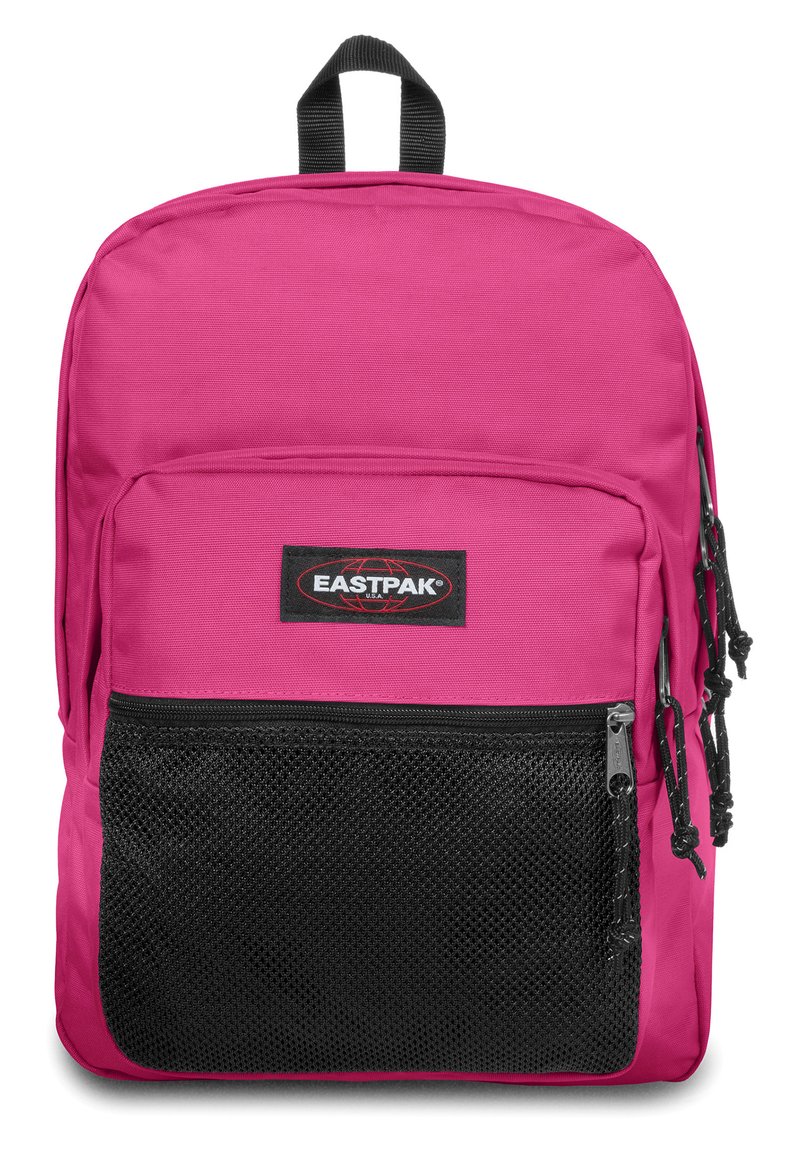 Mochila Eastpak rosa con un bolsillo frontal de malla negra, parche con el logo, asa superior y correas para los hombros ajustables. Tejido suave y duradero.