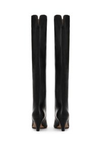 Botas de cuero negro hasta la rodilla con una textura suave, tacones puntiagudos y cremallera en la parte posterior. Destacan por su diseño elegante y erguido.