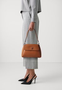 Guess SORA GFRIEND FLAP SHOULDER BAG - Rankinė - cognac