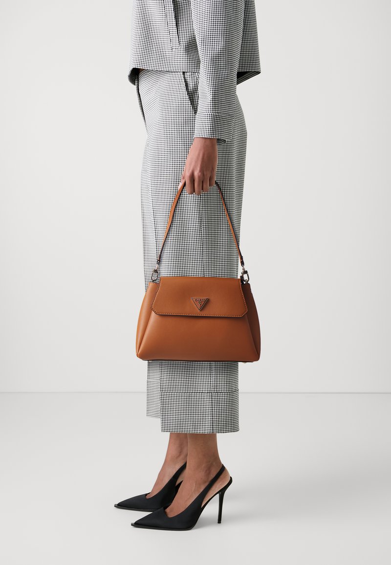 Guess SORA GFRIEND FLAP SHOULDER BAG - Rankinė - cognac