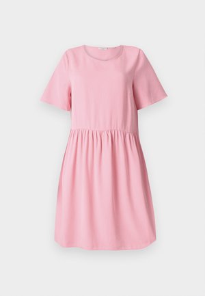 Korte roze jurk van zachte stof met korte mouwen, ronde halslijn en een geplooide taille. Zachte textuur, eenvoudig ontwerp.