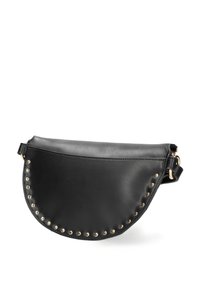 Svart halvmåneformad läderaxelväska med guldfärgade nitar längs den böjda kanten och justerbar rem på vit bakgrund.