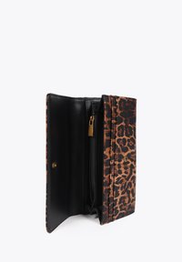 Portafoglio in stampa leopardata con interno in pelle nera; presenta una tasca con zip e chiusura a bottone. Esterno texture, design piegato.