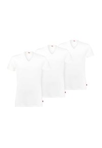 Tre hvide v-hals t-shirts lavet af bomuld. Korte ærmer, en glat tekstur, og et lille rødt mærke i sømmet på venstre side.