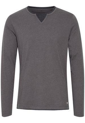 Ilga rankovė pilka marškinė su V formos iškirpte, pagaminta iš švelnios medžiagos. Yra paprastas plokščias kraštas ir nedidelė logotipo etiketė arti apačios.