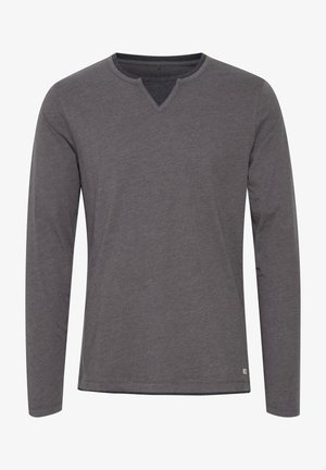 Pikkade varrukatega hall T-särk V-kujuga kaelusega, valmistatud pehmest kangast. Omab lihtsat siledat serva ja väikest logo sildikesed all. M
