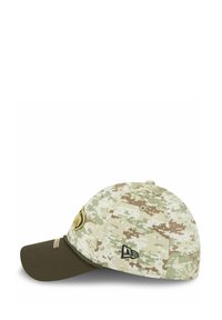Camouflage-Baseballmütze mit gebogenem Schild, aus strukturiertem Stoff in Grüntönen, Beige und Braun, mit einem Logo auf der Vorderseite.