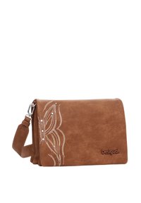 Borsa a tracolla in finta pelle marrone con ricami floreali e dettagli in argento. Presenta una tracolla regolabile e un logo in rilievo sul davanti.