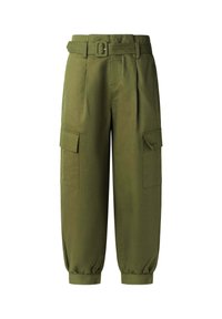 Groene cargobroek met riem, zijflapzakken, elastische boorden en geplooide voorkant op een witte achtergrond.