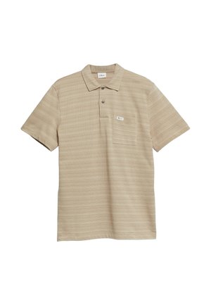 Beige polo met korte mouwen, subtiele horizontale strepen, twee knopen en borstzakje met klein wit label.