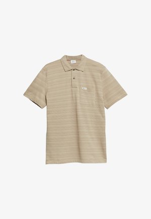 Beżowa koszulka polo z krótkim rękawem z subtelnymi poziomymi paskami, plisą na dwa guziki oraz kieszonką na piersi z małą białą metką.