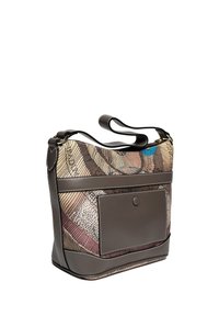 Sac en cuir marron et tissu avec des motifs abstraits, poche avant à pression et bandoulière ajustable, présenté en angle trois quarts.