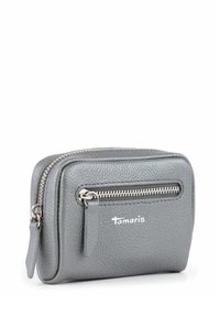 Piccola pochette in pelle grigia texturizzata con due scomparti con zip argentate e logo "Tamaris" sulla tasca frontale.