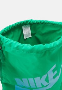 Nike Sportswear HERITAGE DRAWSTRING UNISEX - Mochila - stadium green/aquarius blue