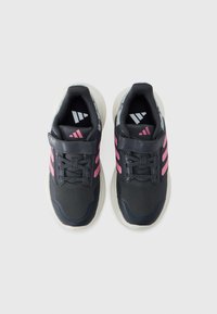 Μαύρα αθλητικά παπούτσια με ροζ ρίγες, πάνω μέρος από διχτυωτό ύφασμα, κλείσιμο με κορδόνια και βέλκρο, μαλακή λευκή σόλα και λογότυπο στα πέλματα.