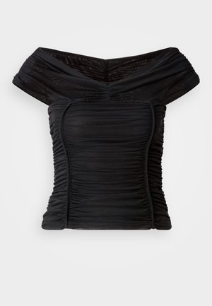 Fekete, vállról lelógó felső ráncolt részletekkel, testhez simuló fazonnal és texturált anyaggal. Rövid ujjú és finom fényű.