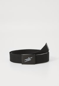 Zwarte stoffen riem met een rechthoekige metalen gesp waarop de tekst "EEN REDEN OM TE LEVEN" in het wit staat. Gladde textuur en verstelbare lengte.