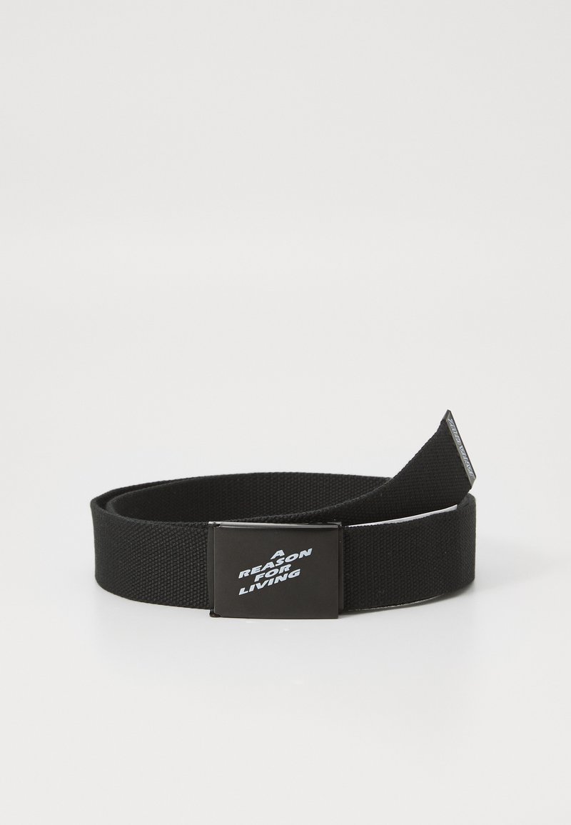 Zwarte stoffen riem met een rechthoekige metalen gesp waarop de tekst "EEN REDEN OM TE LEVEN" in het wit staat. Gladde textuur en verstelbare lengte.