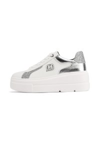 Sneakers platform bianche con accenti metallici argentati e glitter, dotate di lacci piatti, punta arrotondata e un dettaglio del logo sul lato.