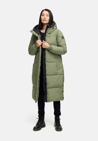 Olivenfarvet, polstret lang frakke med en aftagelig sort hætte, lynlås og trykknaplukning, der har elastiske manchetter og sidelommer.