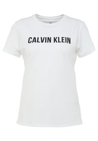 Camiseta blanca de manga corta con cuello redondo y texto en negro "CALVIN KLEIN" impreso en el pecho.