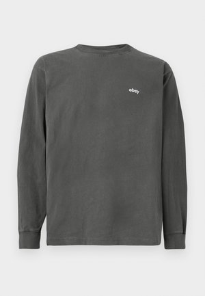 Donkergrijze katoenen shirt met lange mouwen en een ronde halslijn, voorzien van een klein wit 'obey' logo op de bovenrug, met een zachte textuur.
