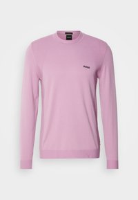 Pull à manches longues couleur violet clair avec col rond et logo "BOSS" en noir sur la poitrine, présenté sur un fond blanc uni.