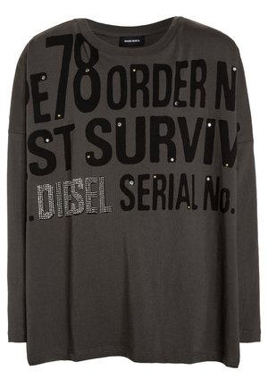 Dunkelgraues Langarm-T-Shirt mit auffälligem schwarzem Text und funkelnden Akzenten. Der Stoff ist weich, mit einer lässigen Passform und rundem Ausschnitt.