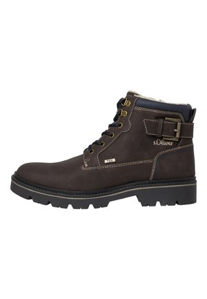 Botte de cheville en cuir brun avec fermeture à lacets, quincaillerie en métal, doublure en faux fourrure et semelle robuste. Comprend le logo de la marque et des détails de couture.