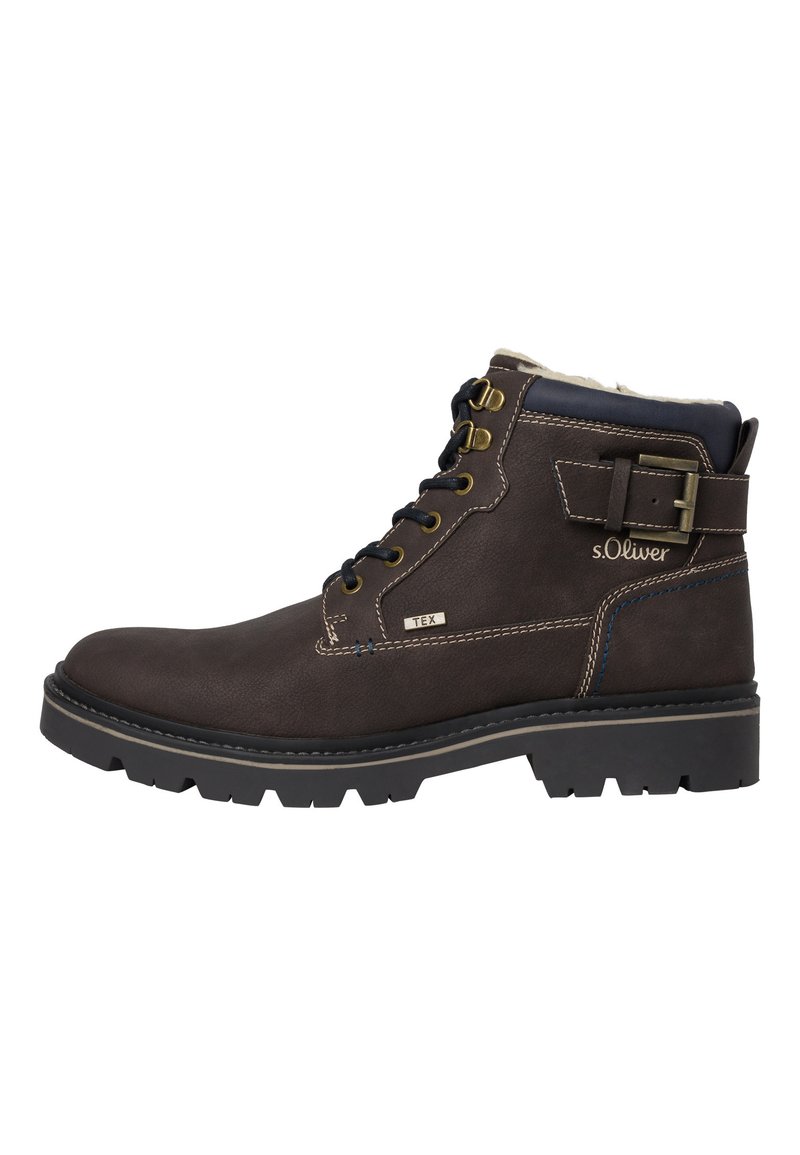 Botte de cheville en cuir brun avec fermeture à lacets, quincaillerie en métal, doublure en faux fourrure et semelle robuste. Comprend le logo de la marque et des détails de couture.