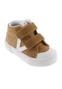 Zapatillas altas de ante marrón con suela de goma blanca, que presentan dos correas de Velcro y un acento de logo blanco en contraste. Textura circular en la suela.