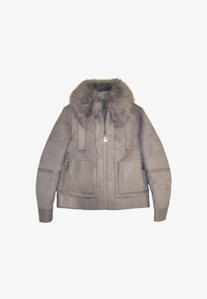 Giacca in suede grigia con ampio colletto in pelliccia soffice, zip frontale, due tasche con zip e maniche lunghe.