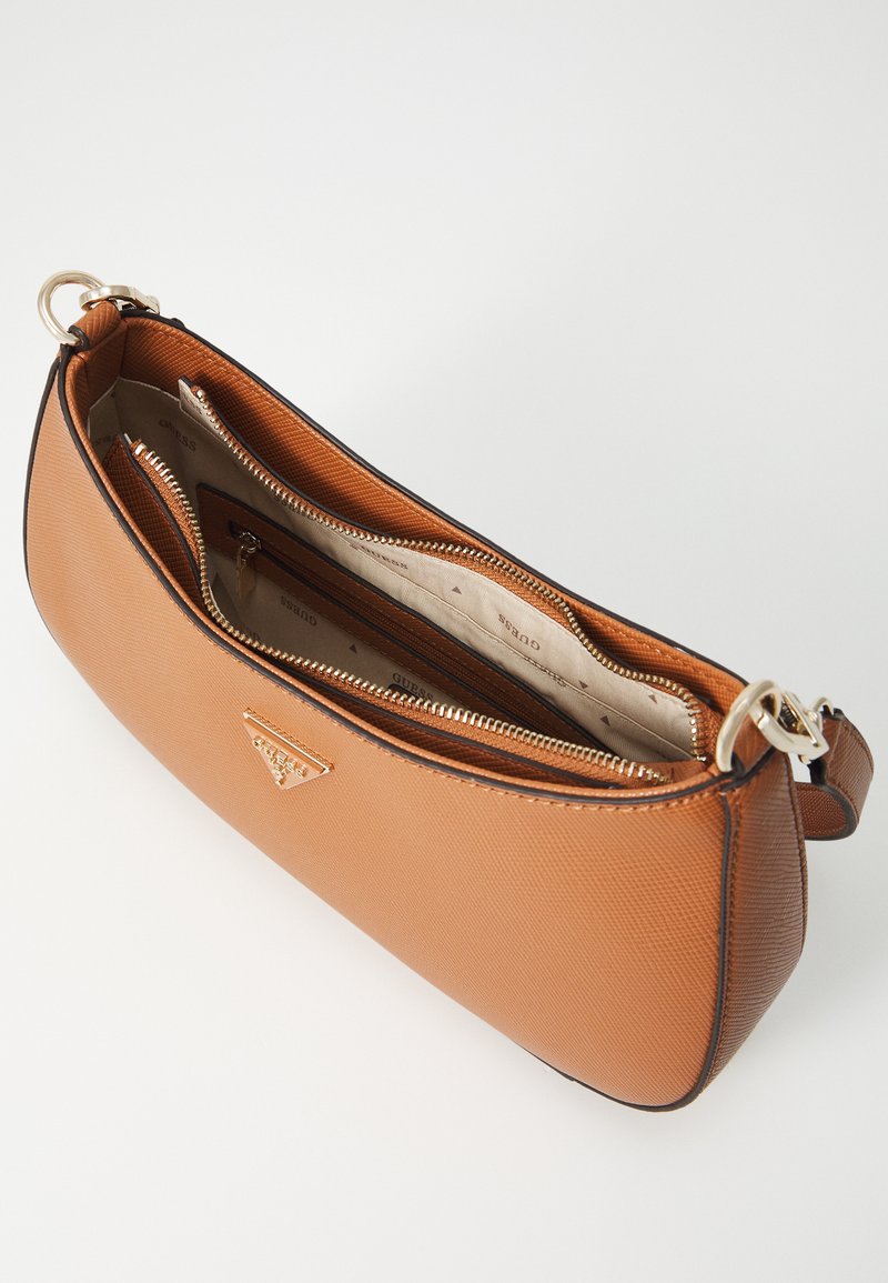 Bolso de mano sintético texturizado marrón con un logo dorado, compartimentos con cremallera y una correa para el hombro. El interior cuenta con un forro claro con detalles impresos.