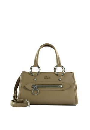 Sac à main en cuir beige avec double poignée, poche zippée avant, détails en anneaux argentés et bandoulière amovible.