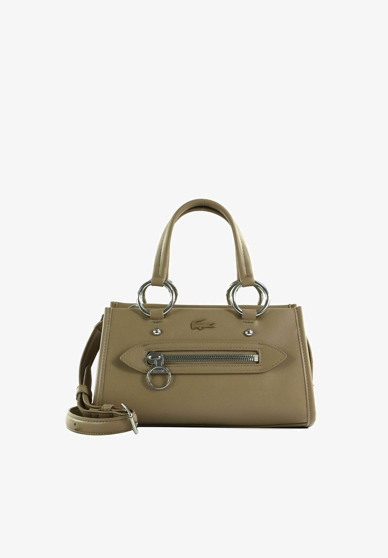Sac à main en cuir beige avec double poignée, poche zippée avant, détails en anneaux argentés et bandoulière amovible.