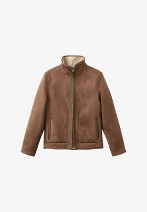 Veste en suède marron avec col montant, fermeture éclair à l'avant et deux poches fendues verticales, doublée de polaire beige clair.