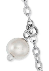 Collana in argento con una grande perla bianca liscia e dettagli di piccole perle. I collegamenti sono intervallati da forme circolari.