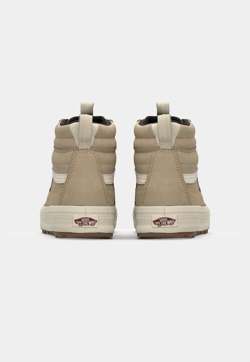 Zapatillas altas en ante color marrón con collar acolchado y franja blanca contrastante. Suela de goma con detalle del logo en la parte trasera.