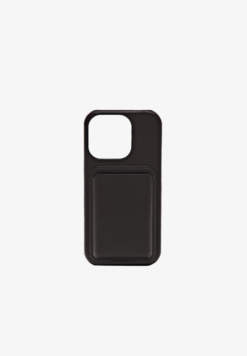 Étui de téléphone en cuir noir avec une grande découpe pour la caméra et une poche portefeuille rectangulaire attachée au dos.
