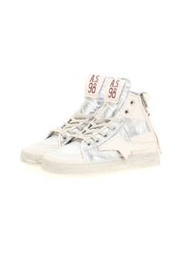Vysoké tenisky s metalicky strieborným a krémovým koženým dizajnom, so šnúrkami, akcentom loga a detailom bočného zipsu.
