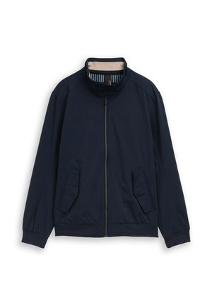 Marineblauw lichtgewicht jack met voorrits, opstaande kraag met drukknopen, twee schuine klepzakken en elastische boorden.