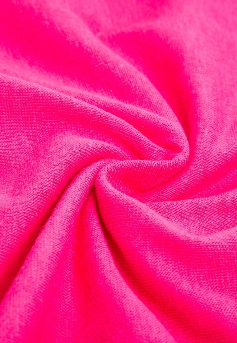 Tissu fuchsia avec une surface lisse et légèrement texturée, arborant un motif tourbillonnant suggérant douceur et flexibilité.