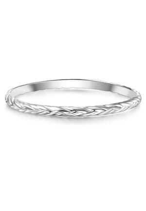 Bracciale argento con un design intrecciato. Bordo liscio, forma circolare, finitura lucida e delicati dettagli testurizzati lungo i bordi.