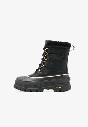 Schwarzer Winterstiefel bis zur Mitte der Wade mit dicker Vibram-Sohle, Schnürung mit Metallösen, Fleece-Futter und Markenlogos an der Seite und Ferse.