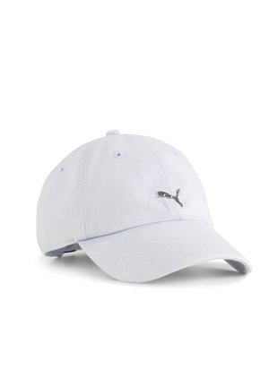 Casquette bleu clair en coton avec un bord courbé, présentant un accent logo en argent et des œillets pour la ventilation. Surface en tissu texturé.