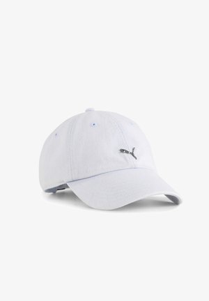 Casquette bleu clair en coton avec un bord courbé, présentant un accent logo en argent et des œillets pour la ventilation. Surface en tissu texturé.